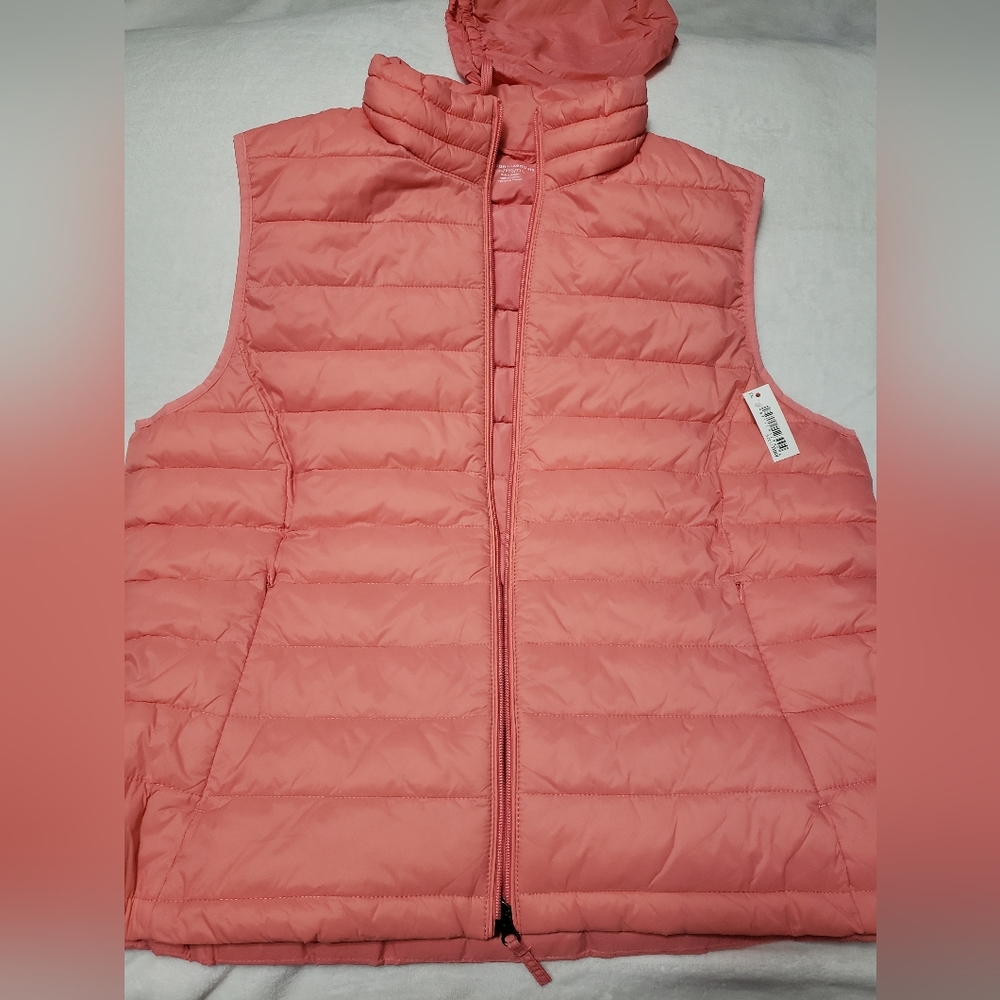 Packable puffer vest with pouch